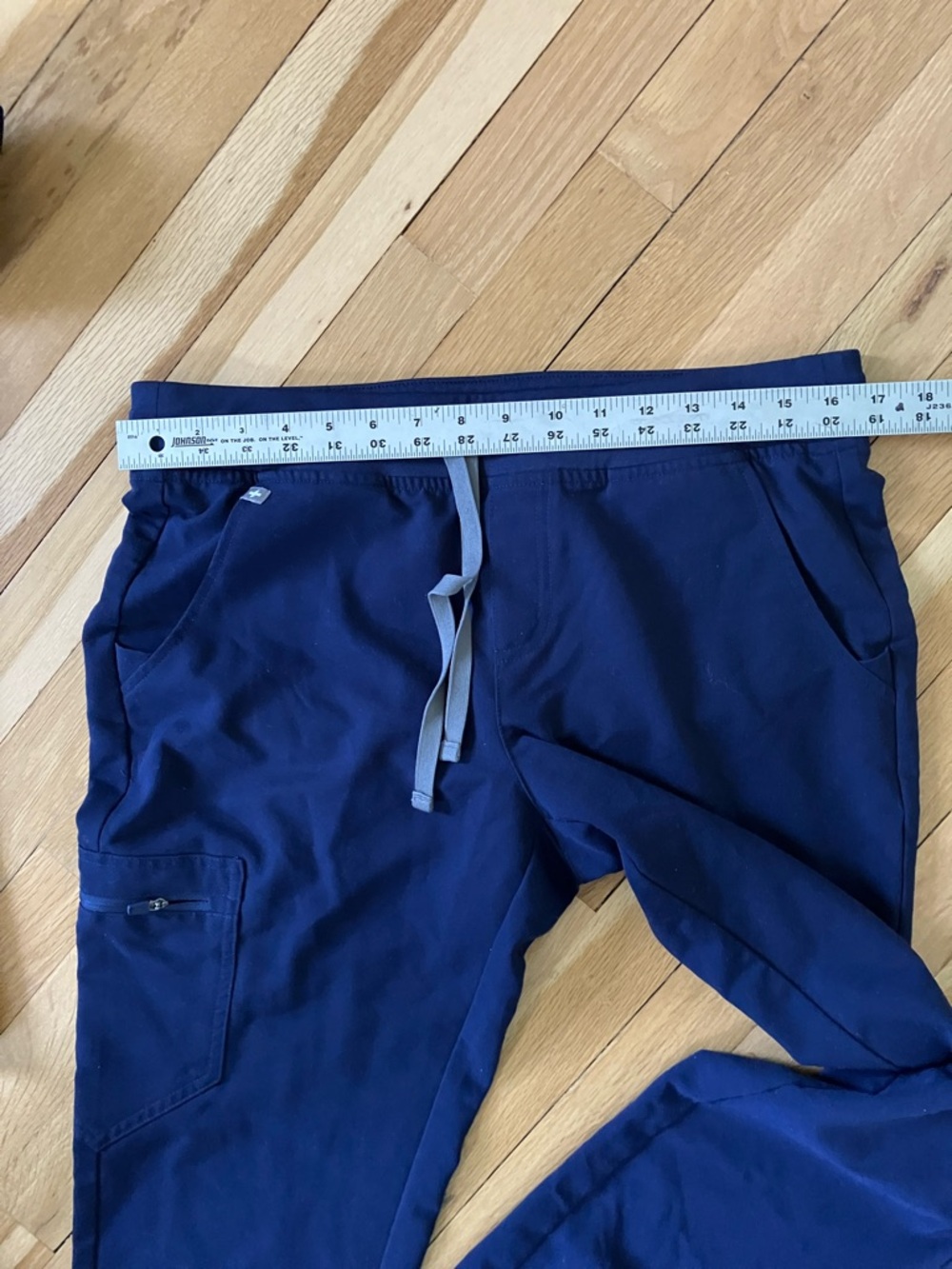 Figs  Medium Navy V-Neck Scrub Top & Jogger Pants - Picture 6 of 11